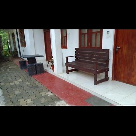 Dinesh Guest House Kataragama Exteriör bild