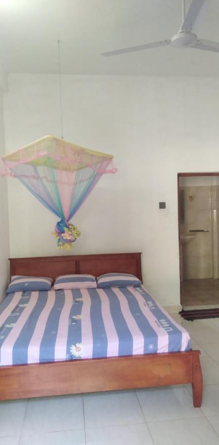 Dinesh Guest House Kataragama Exteriör bild