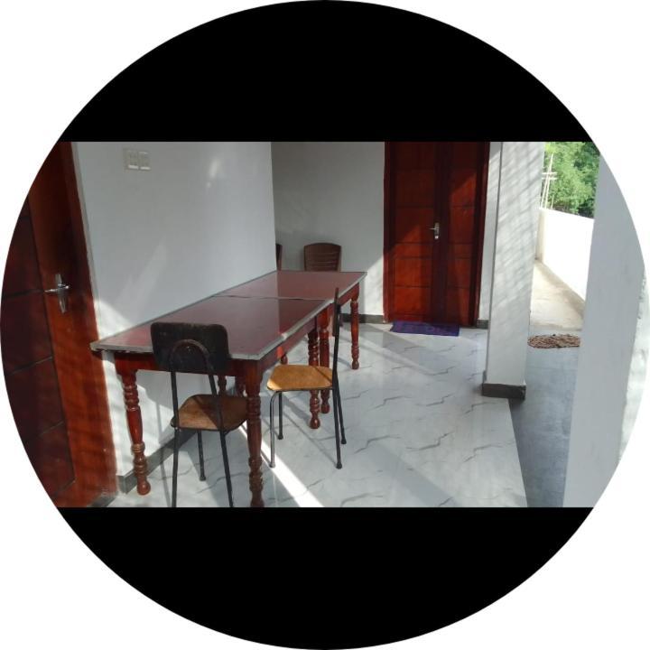 Dinesh Guest House Kataragama Exteriör bild