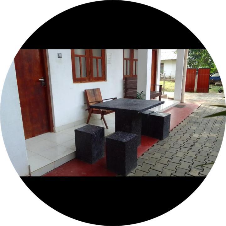 Dinesh Guest House Kataragama Exteriör bild