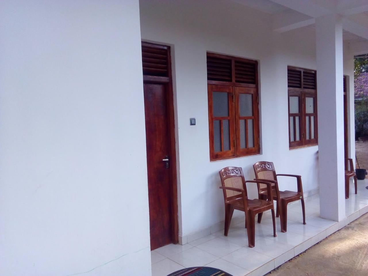 Dinesh Guest House Kataragama Exteriör bild