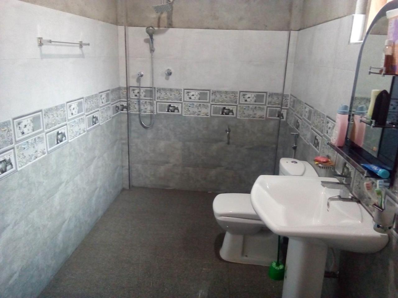 Dinesh Guest House Kataragama Exteriör bild