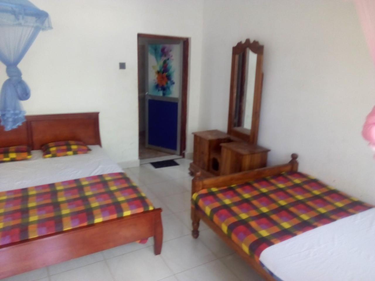 Dinesh Guest House Kataragama Exteriör bild