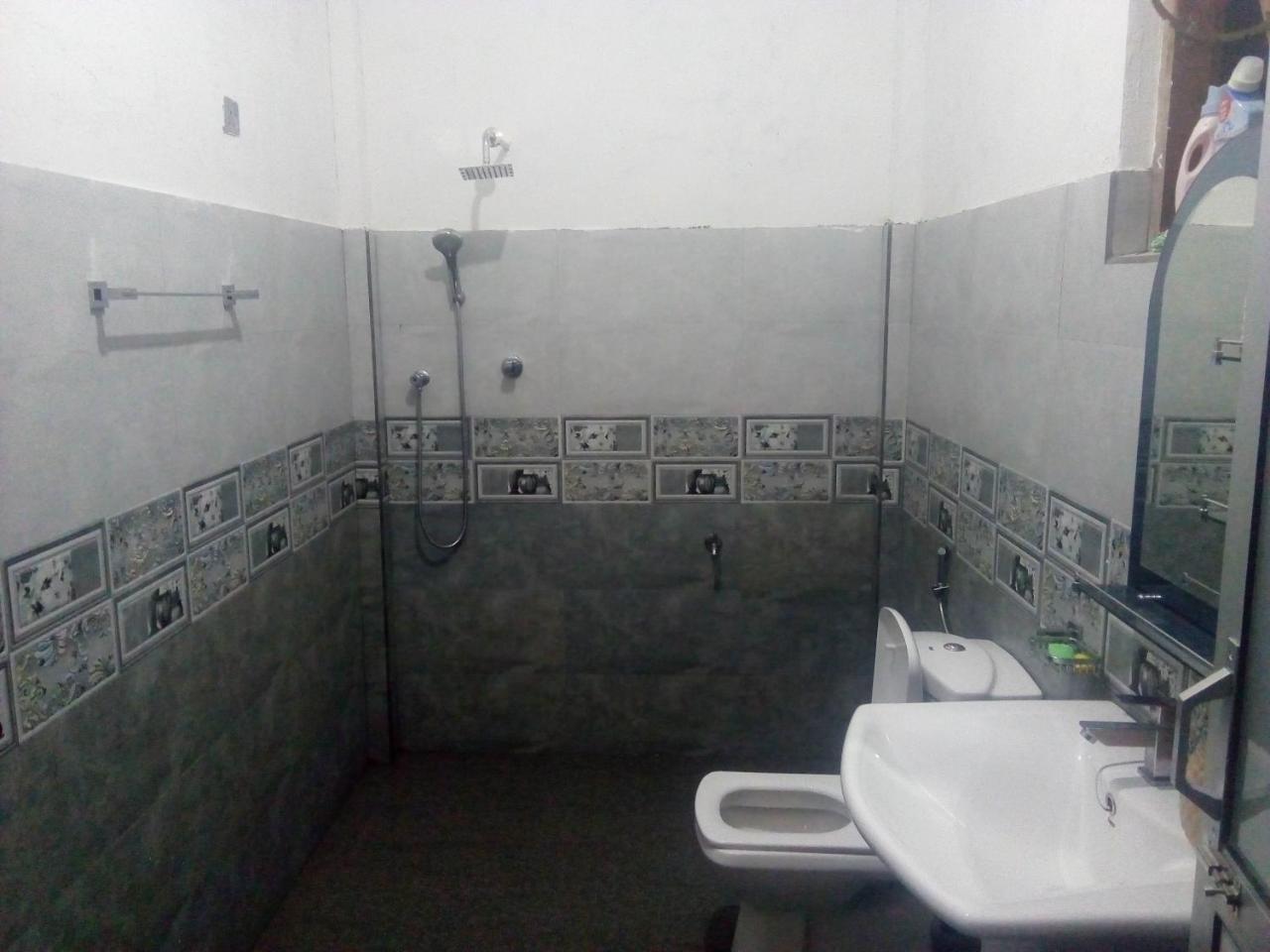 Dinesh Guest House Kataragama Exteriör bild