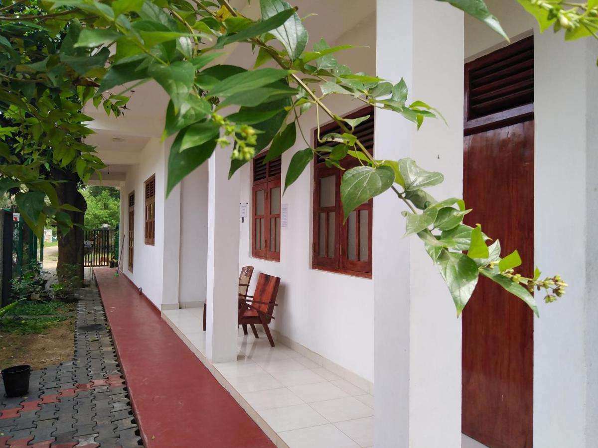 Dinesh Guest House Kataragama Exteriör bild